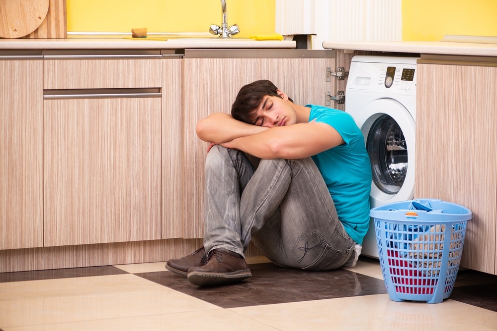 a man fell asleep while waiting for his laundry