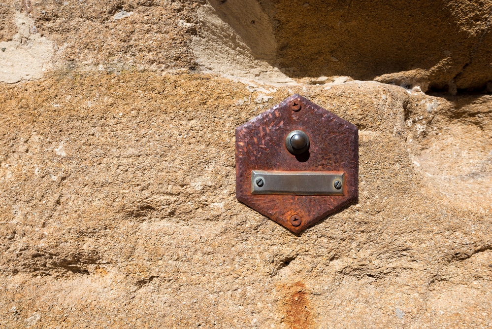 an old rusty device on the wall