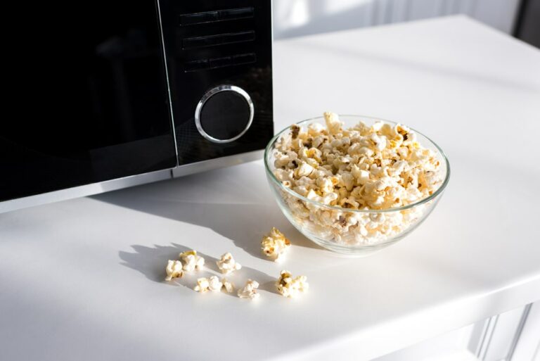 Popcorn Maker vs Microwave: Which Is Better for Snack Time?