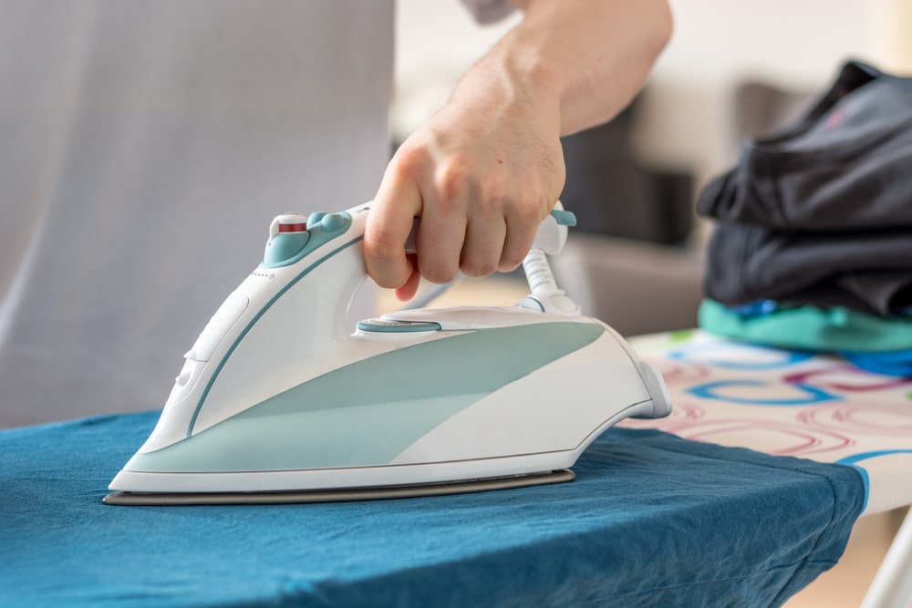 how does a cordless iron work