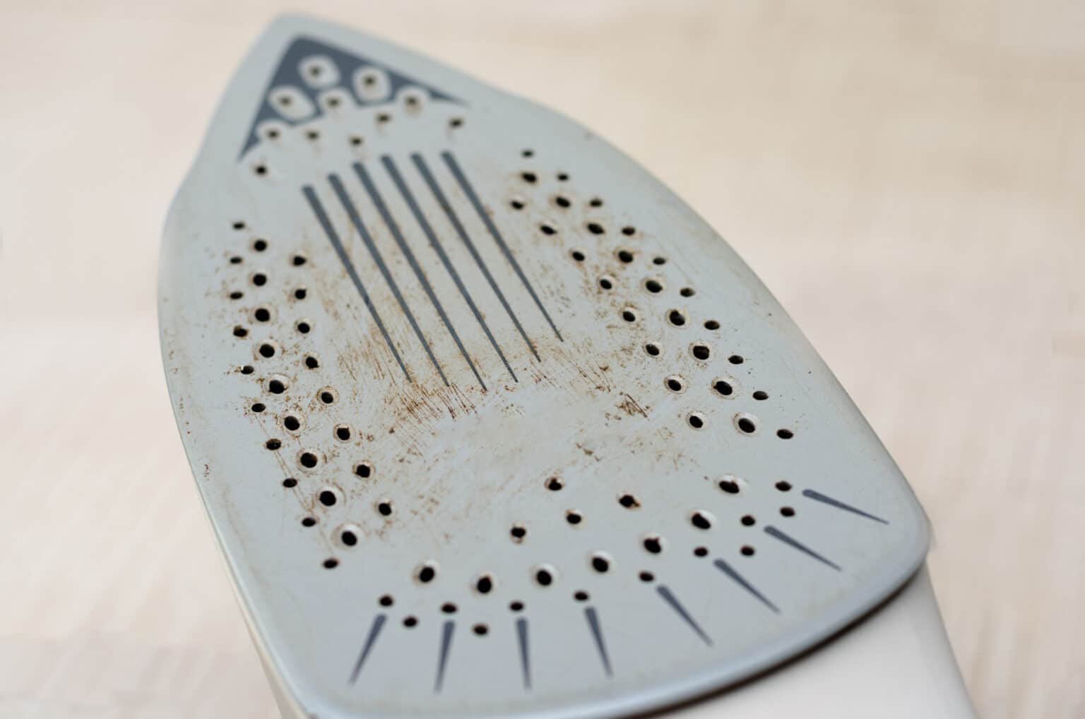 How to Remove Burn Marks from an Iron: A Quick & Easy Guide - Flashy House